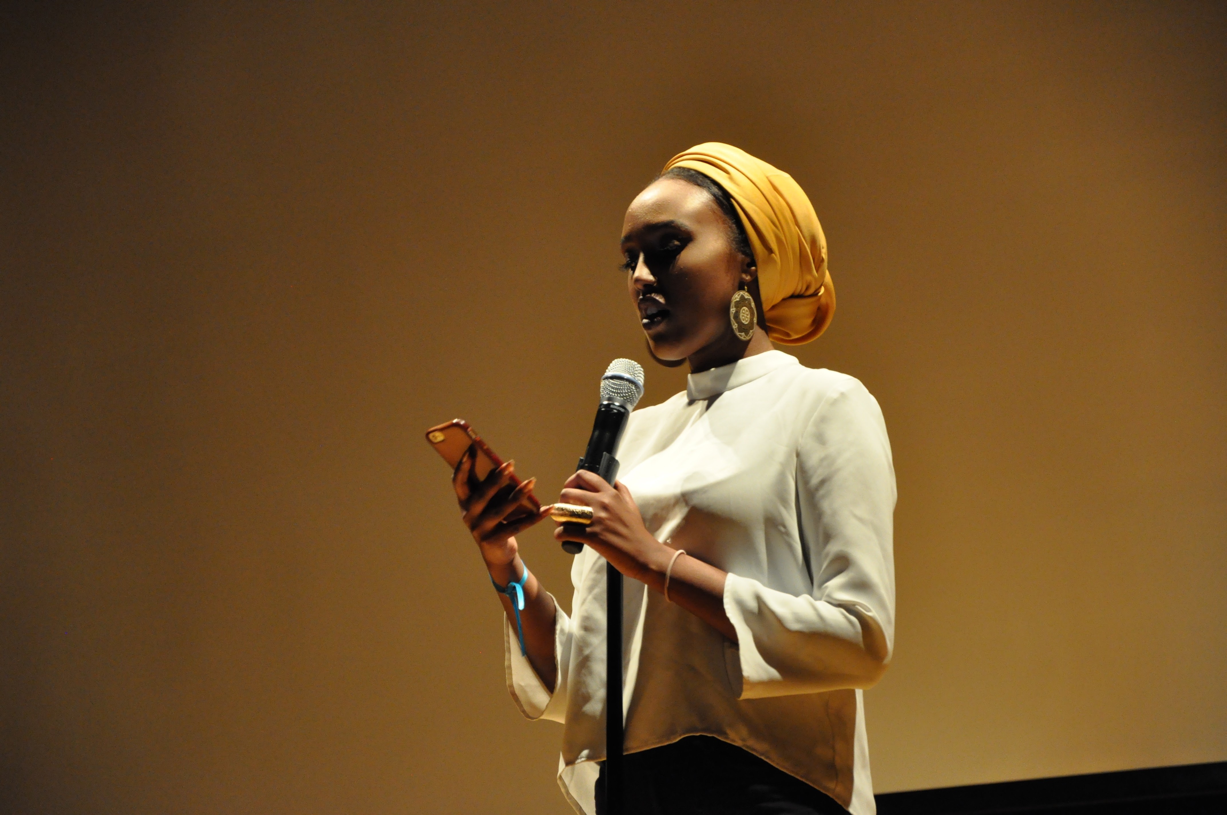 Edil Yousef, president of the SSA at Mills College in Oakland, California and poet, performs a poem before the crowd at the first annual Somali Student Association National Conference on March 31. Credit: Hailey Stangebye | Lantern reporter