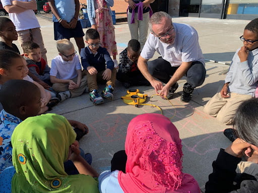 Jake Boswell, associate professor of landscape architecture at Ohio State, teaches Siebert Elementary students about how architects measure space and scaling. Credit: Michelle O’Sullivan