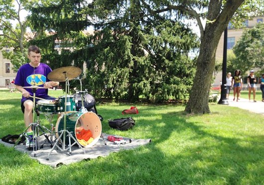 Percussionist Tyler Birch plays his drum set on the Oval Aug. 25. Credit: Nen Lin Soo / Lantern reporter 