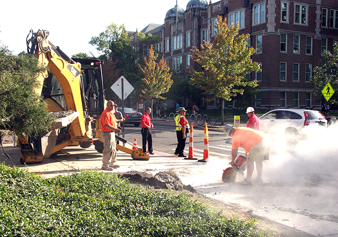 OSU Facilities Operations and Development utilities workers work to fix a water main break Sept. 6. Credit: Andrew Todd-Smith / Lantern reporter